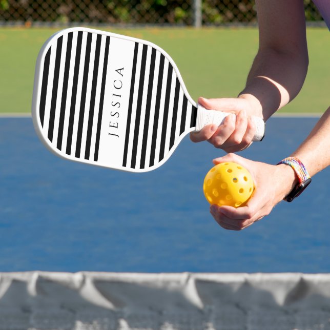 Moderner Schwarz-Weiß-Individuelle Name Pickleball Schläger (InSitu)