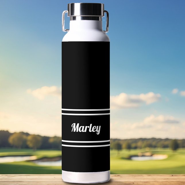 Moderner Schwarz & Weiß Minimal Stilvoller Klassik Trinkflasche (Modern black & white name bottle—bold, minimal, and perfect for the course or the cart.)