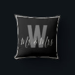 Moderner Schwarz-weißer Mr. Monogram Border Kissen<br><div class="desc">Mit diesem stilvollen Dekor aus der Zuhause fügen Sie Ihrem Raum eine persönliche Touch hinzu. Modernes Schwarz-Weiß Monogram Kissen mit einem mit Monogramm Initial und Mr & Mrs. Einfach anpassbar,  um Ihren eigenen Namen und Ihre Initialen anzuzeigen,  ist es die perfekte Mischung aus Komfort und Personalisierung für Ihre Zuhause!</div>