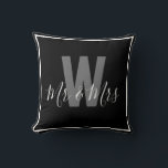 Moderner Schwarz-weißer Mr. Monogram Border Kissen<br><div class="desc">Mit diesem stilvollen Dekor aus der Zuhause fügen Sie Ihrem Raum eine persönliche Touch hinzu. Modernes Schwarz-Weiß Monogram Kissen mit einem mit Monogramm Initial und Mr & Mrs. Einfach anpassbar,  um Ihren eigenen Namen und Ihre Initialen anzuzeigen,  ist es die perfekte Mischung aus Komfort und Personalisierung für Ihre Zuhause!</div>