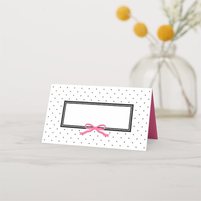 Moderner Schwarz-weißer Polka-Dot mit rosa Ribbon Platzkarte (Vorderseite)