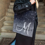 Moderner Schwarzer Glitzer Glitzern Personalisiert<br><div class="desc">Mit der Einführung unseres atemberaubenden Glitzern Personalisierter Name, exklusiv auf Zazzle erhältlich! Fügen Sie dem Alltag eine Touch der Eleganz hinzu und funkeln Sie mit diesem maßgeschneiderten Artikel. Unser Personalisiert Name-Produkt aus dem modernen Schwarzen Glitzer ist mit einem schwarzen Hintergrund geschmückt mit faszinierenden Glitzern. Die Kombination aus Schwarz und Glitzer...</div>