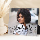 Moderner Schwarzer Script-Graduate-Foto-Abschluss Fotoplatte<br><div class="desc">Stilvolles und elegantes Abschluss-Plakatschild mit Easel besticht durch ein Senior-Foto mit schwarzem Script-Overlay für "Graduierte". Personalisieren Sie den modernen Text mit dem Namen,  der Schule und dem Unterrichtsjahr Ihres Abschlusses. Macht einen schönen Sake in Ihrer Zuhause zu zeigen!</div>