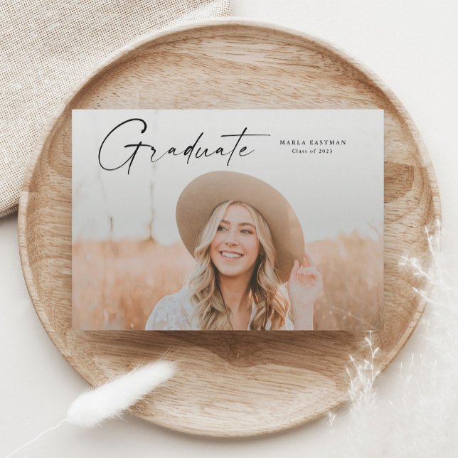 Moderner Script Graduate Foto Abschluss Einladung (Von Creator hochgeladen)