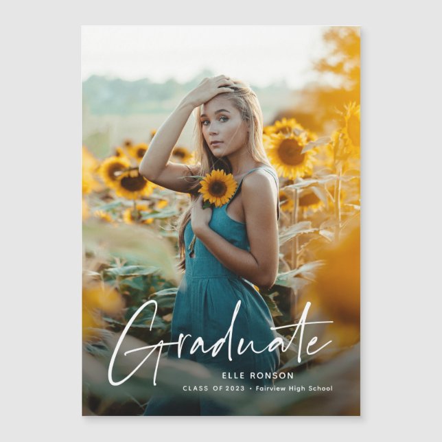 Moderner Script Graduate Foto Abschluss Magneteinladung (Vorderseite)