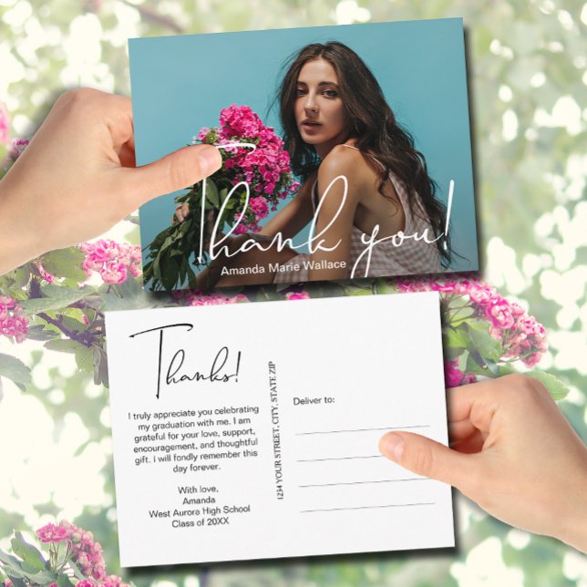 Moderner Script Graduate Foto Abschluss Vielen Dan Postkarte (Modern script Thank You on photo graduation postcards)