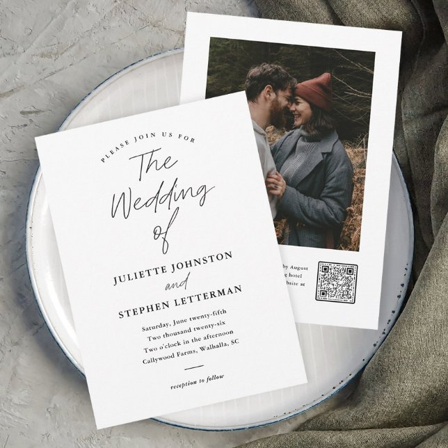 Moderner Script Schwarz und Weiß QR Code Hochzeit Einladung (Modern script typography black and white wedding invitation with photo and QR Code Rsvp on the back.)