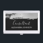 Moderner Silberner Wirtschaftsweg Pinselstrich Visitenkarten Dose<br><div class="desc">Silver und Black Foil Brush Stroke Trendy Consultant Minimalistisch Business Card Holder mit weißer Hand gezeichnet elegante Typografie für das Monogramm. Der Foil Brush Stroke Business Card Holder kann für jeden Beruf angepasst werden. Sollte der Beruf oder Namenstext nicht Ihren Bedürfnissen entsprechen,  wenden Sie sich bitte an den Designer.</div>