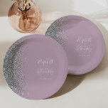 Moderner Silbertäger Glitzer Dusty Lilac Wedding Pappteller<br><div class="desc">Diese eleganten,  modernen Hochzeitsfeier-Teller verfügen über einen Glitzer-Rand aus Silber-Imitat. Einfach den weißen Text auf einem staubigen lila Hintergrund anpassen,  mit den Namen der Braut und des Bräutigams in skurriler Handschrift Kalligraphie über einen großen Ampersand.</div>