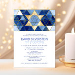 Moderner Star von David Blue Gold Bar Mitzvah Hebr Einladung<br><div class="desc">Schöne religiöse jüdische Bar Mitzvah Einladungskarten. Modernes und dennoch elegantes Aquarelldesign in Pinselstrichblau, hell bis marineblau. Goldener Star von David in der Mitte mit Imitate Mosaikfliesen. Moderne Drehbücher. 'Wird an die TORAH als Bar Mitzvah gerufen'. Präfekt für den 13-jährigen Sohn, Junge. Einfach zu bearbeiten - einfach Ihre Informationen / Text...</div>