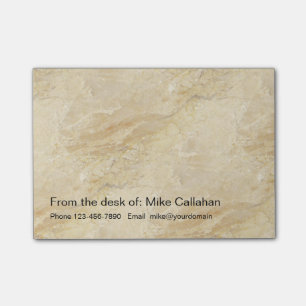 Moderner Steinblick vom Schreibtisch von Post-it Klebezettel