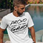 Moderner, stolzer Vater des Grad T-Shirt<br><div class="desc">Lass den Spezialabsolventen in deinem Leben wissen, wie stolz du bist mit unserem personalisierten Vater des Absolventen T - Shirt. Der moderne Abschluss T - Shirt ist in schwarz handgeschriebener Schrift mit einem gestrichelten Unterstrich mit der Phrase "Proud Vater of the Grad" versehen. Personalisieren Sie das Shirt, indem Sie den...</div>