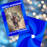 Moderner Swirl Star von David HAPPY HANUKKAH CUSTO Feiertagskarte<br><div class="desc">Eine perfekte Karte für ein jüdisches Fest! Handgemachte Kunst für Sie. Vollständig anpassbar! Klicken Sie oben auf "Personalisieren", um den Text zu bearbeiten und ein Foto hinzuzufügen. Klicken Sie auf "Bearbeiten mit dem Designwerkzeug", um die Schriftart, Farben und Einstellungen anzupassen. Design ist auch als digitaler Download verfügbar, um sofort zu...</div>