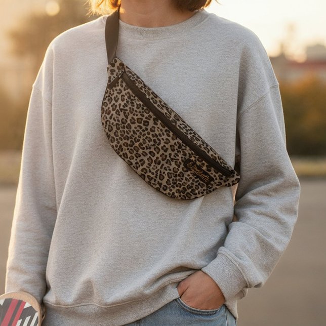 Moderner Tierleopard-Haut Dunkelbraun-Name kundens Bauchtasche (The modern and fashionable brown leopard crossbody fanny pack. Unisex bags for everyone.)