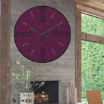 Moderner Traubenwein mit schwarzer Acrylwand-Uhr Große Wanduhr<br><div class="desc">Moderner Traubenwein mit schwarzer Trim-Akrylwand-Uhr (oder man kann mit Gold den Hintergrund aufschalten und er sieht genauso atemberaubend aus). Eine reichhaltige Weinuhr mit römischer Zahlenschrift in schwarz geschnitten, oder man kann diese in schwarz umschalten für einen ebenso schönen Look. Erhältlich in einer Vielzahl von Farben, ideal zum Aufwärmen Ihrer Zuhause...</div>