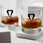 Moderner Trauzeugen Individuelle Name mit Tuxedo Whiskyglas<br><div class="desc">Erhöhen Sie Ihre Trauzeugen Geschenke mit unserer eigenen Glas kann - eine zeitlose Keepe, die Stil und Personalisierung kombiniert. Die schlanke Silhouette eines Tuxedo Set den Ton, während darunter der Name des Trauzeugen und das Hochzeitsdatum eine Touch der Individualität hinzufügen. Dieses personalisierte Glas ist für diejenigen gedacht, die sowohl Eleganz...</div>