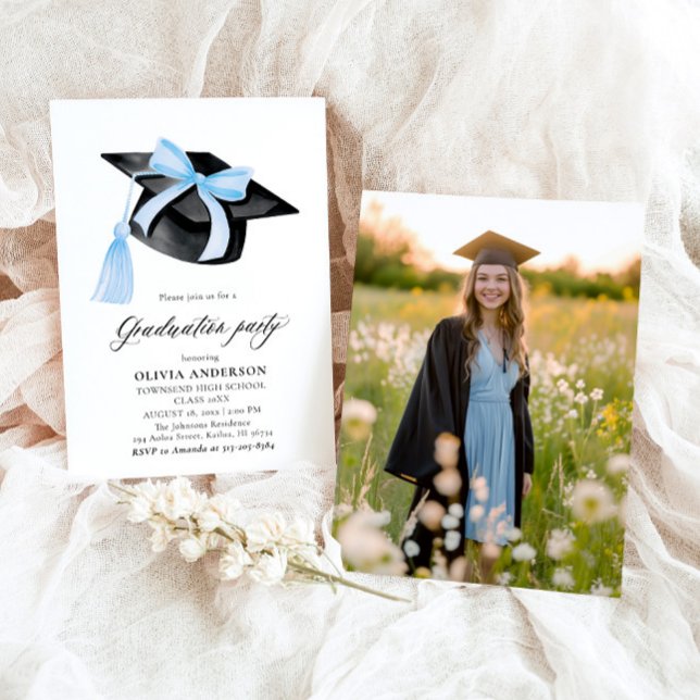 Moderner Trendy Blue Bow Graduation Cap Abschluss Einladung (Watercolor Modern Elegant Trendy Stylish Blue Bow Graduation Invitation)