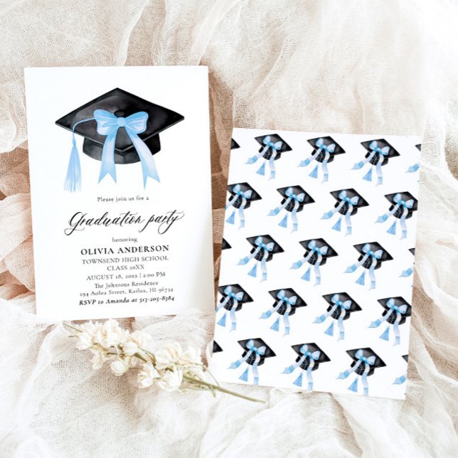 Moderner Trendy Blue Bow Graduation Cap Abschluss Einladung (Watercolor Modern Elegant Trendy Stylish Blue Bow Graduation Invitation)