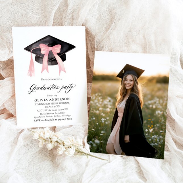 Moderner Trendy Pink Bow Graduation Cap Abschluss Einladung (Watercolor Modern Elegant Trendy Stylish Pink Bow Graduation Invitation)