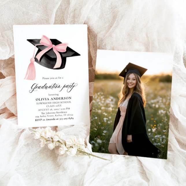 Moderner Trendy Pink Bow Graduation Cap Abschluss Einladung (Watercolor Modern Elegant Trendy Stylish Pink Bow Graduation Invitation)