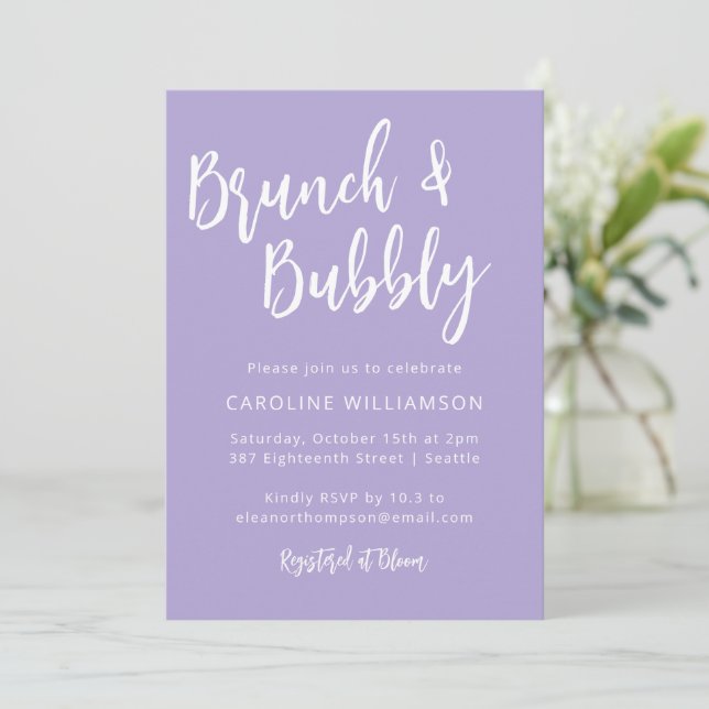 Moderner Trendy Script Brunch Bubbly Shower Lavend Einladung (Stehend Vorderseite)