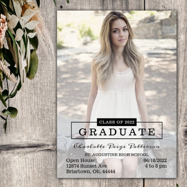Moderner Typografie-Foto-Abschluss | Schwarz Einladung (Black Modern Typography Photo Graduation Party Invitation)