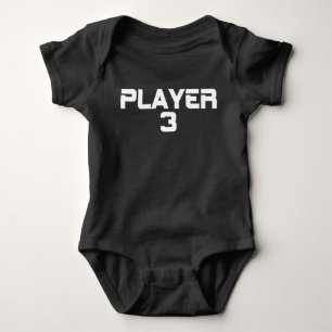 Moderner Typografie-Player Drei-Matches Baby Strampler