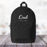 Moderner Vater | Kinder Namen Vatertagskript schwa Bedruckter Rucksack<br><div class="desc">Einfaches,  stilvolles Vater-Design in zeitgenössischer Schrift-Typografie in modernem minimalistischem Stil auf schwarzem Hintergrund,  der leicht mit dem Namen oder der persönlichen Botschaft personalisiert werden kann. Das perfekte Geschenk für Ihren ganz besonderen Papa an seinem Geburtstag,  dem Tag des Vaters oder einfach nur,  weil er stinkt!</div>