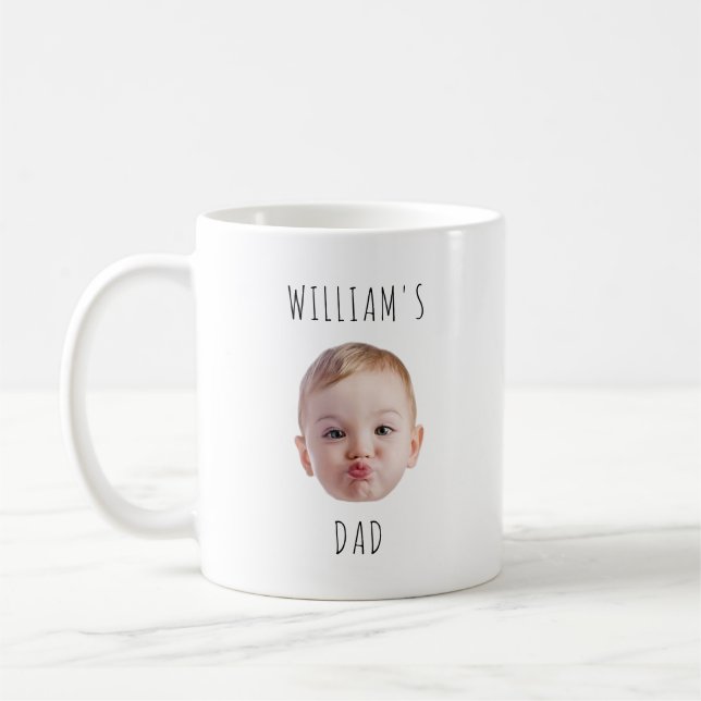 Moderner Vater mit Kindernamen Daddy gibt Babygefü Kaffeetasse (Links)