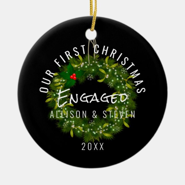 Moderner Verlobter Grünkranz zu Weihnachten Keramik Ornament (Vorne)