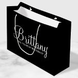 Moderner Vorschlag für eine Personalisierte Brides Große Geschenktüte<br><div class="desc">Moderne Personalisierte Bridesmaid Vorschlag Geschenktasche mit personalisiertem Brautjungwein im modernen Schriftart-Stil mit dem Titel in weiß,  modern sans serif Schriftart Stil auf schwarzem Hintergrund. Auch perfekt für Trauzeugin,  Blume Mädchen und mehr.</div>