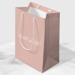 Moderner Vorschlag für eine Personalisierte Brides Mittlere Geschenktüte<br><div class="desc">Moderne Personalisierte Bridesmaid Gift Bag mit dem Titel "Werden Sie meine Bridesmaid?" in Weiß auf rot-rosa Hintergrund. Auch perfekt für Trauzeugin,  Blume Mädchen und mehr.</div>