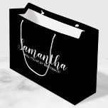 Moderner Vorschlag für eine Verordnung Große Geschenktüte<br><div class="desc">Die moderne Bridesmaid Vorschlag Gift Bag ist mit dem personalisierten Namen einer Brautjungfrau in einem modernen,  weißen Schriftart-Stil auf schwarzem Hintergrund ausgestattet. Auch perfekt für Trauzeugin,  Blume Mädchen,  Trauzeuge,  Trauzeuge und Klingelträger.</div>