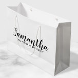 Moderner Vorschlag für eine Verordnung Große Geschenktüte<br><div class="desc">Die moderne Bridesmaid Vorschlag Gift Bag ist mit dem personalisierten Namen einer Brautjungfrau in einem modernen,  schwarzen Schriftart-Stil auf weißem Hintergrund ausgestattet. Auch perfekt für Trauzeugin,  Blume Mädchen,  Trauzeuge,  Trauzeuge und Klingelträger.</div>