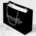 Moderner Vorschlag für eine Verordnung Große Geschenktüte<br><div class="desc">Moderne Bridesmaid Vorschlag Geschenktasche mit personalisiertem Bräunungsnamen im modernen,  goldfarbenen Schriftart-Stil auf schwarzem Hintergrund. Auch perfekt für Trauzeugin,  Blume Mädchen,  Trauzeuge,  Trauzeuge und Klingelträger. Bitte beachten Sie: Die Details der Folie werden im Kunstwerk simuliert. Bei der Herstellung dieses Produktes wird keine Folie verwendet.</div>