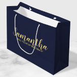 Moderner Vorschlag für eine Verordnung Große Geschenktüte<br><div class="desc">Moderne Bridesmaid Vorschlag Geschenktasche mit dem personalisierten Namen einer Brautjungfrau im modernen,  goldblauen Schrift-Schriftart-Stil auf marineblau Hintergrund. Auch perfekt für Trauzeugin,  Blume Mädchen,  Trauzeuge,  Trauzeuge und Klingelträger. Bitte beachten Sie: Die Details der Folie werden im Kunstwerk simuliert. Bei der Herstellung dieses Produktes wird keine Folie verwendet.</div>