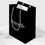 Moderner Vorschlag für eine Verordnung Mittlere Geschenktüte<br><div class="desc">Die moderne Bridesmaid Vorschlag Gift Bag ist mit dem personalisierten Namen einer Brautjungfrau in einem modernen,  weißen Schriftart-Stil auf schwarzem Hintergrund ausgestattet. Auch perfekt für Trauzeugin,  Blume Mädchen,  Trauzeuge,  Trauzeuge und Klingelträger.</div>
