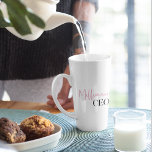 Moderner Vorstandsvorsitzender von Minimal Million Milchtasse<br><div class="desc">Einführung des "Modernen Minimal Millionaire CEO" | Rosa und Schwarz" Sammlung! Steigern Sie Ihren Stil und machen Sie mit unserem exklusiven Produkt ein kraftvolles Statement,  das das fesselnde Design des Textes "Millionaire CEO" in einer eleganten Kombination aus Rosa und Schwarz vorstellt.</div>