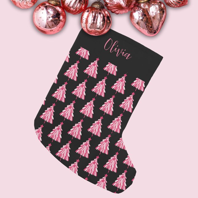 Moderner Weihnachtsbaum Pink Black Kleiner Weihnachtsstrumpf (Modern Christmas stocking with personalized name in pink and black christmas tree design.)