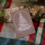 Moderner Weihnachtsbaum Sketch Arch Non Foto Feiertagskarte<br><div class="desc">Freuen Sie sich auf den Feiertagsmagazin mit diesem modernen Weihnachtsbaum, gezeichnet, Weihnachtskarte ohne Foto. Diese elegante, einfache Holiday Card ist der perfekte Weg, um Ihre Jahresgrüße zu senden. Einfach den Gruß personalisieren und die Schriftart nach Ihren Wünschen bearbeiten. Diese minimalistische Weihnachtskarte ist eine charmante Art, Ihre Freunde und Familie daran...</div>