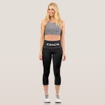 Moderner Weißcoach Text auf schwarz Capri Leggings<br><div class="desc">Moderner Weißcoach Text Capri Leggings. Ein perfektes Design, das mit den meisten Farben von Top kombiniert!</div>