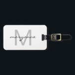 Moderner weißer grauer schwarzer mit Monogramm Gepäckanhänger<br><div class="desc">Dieser moderne Gepäckumbau kennzeichnet ein graues mit Monogramm Anfangs- des Chic und ein Namens in einem trendy schwarzen Skript-Schriftart,  damit Sie auf einem whitebackground personifizieren. Die Rückseite des Taschenumbaus ist mit Ihrer Namensadresse und Telefonnummer im Schwarzen weiß. Entworfen durch Künstler © Susan Coffey.</div>