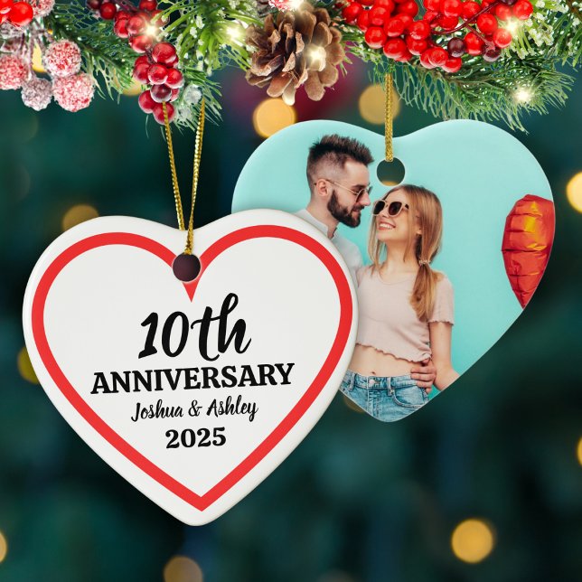 Modernes 10-jähriges Custom Foto Red Heart Keramik Ornament (Modern 10th Anniversary Custom Photo Red Heart Ceramic Ornament)