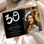 Modernes 30. Geburtstag Party Foto Einladung<br><div class="desc">Trendy 30. Geburtstag Foto Einladung. Design bietet ein Foto Ihrer Wahl auf einem schwarzen Hintergrund,  mit einem weißen Text einfache Vorlage,  die leicht anzupassen. Die Nummer 30 ist ein lustiger Pinselstrichtypografie,  die dies einlädt ein modernes Gefühl.</div>