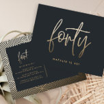 Modernes 40. Geburtstag einfach, stilvoll und eleg Einladungspostkarte<br><div class="desc">Moderne 40. Geburtstag einfach stilvolle elegante Gold-Drehbuch & geometrischen 40. Geburtstag laden ein. Modernes geometrisches Backermuster. Teil einer Sammlung.</div>