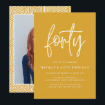 Modernes 40. Geburtstag schlichtes, stilvolles Scr<br><div class="desc">Modernes 40. Geburtstag,  einfach stilvolles und elegantes Drehbuch & geometrisches Foto 40. Geburtstag einladen. Modernes geometrisches Backermuster. Teil einer Sammlung. Die Farbe kann geändert werden.</div>