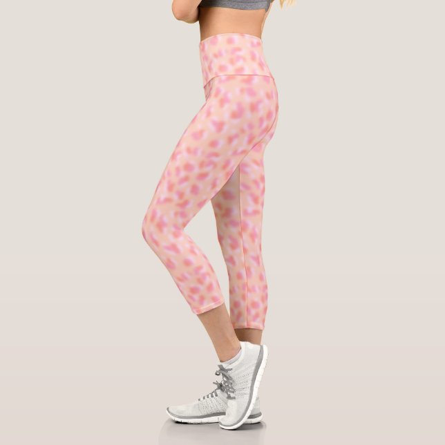Modernes Abstraktes Korallenrosa-Design Capri Leggings (Links)