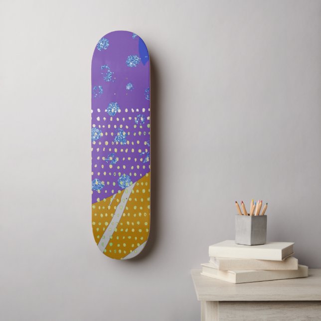 Modernes Abstraktes Lila Gelb und Punkte Skateboard (Wandkunst)
