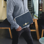 Modernes Abstraktes Navy-Muster-Monogramm Laptopschutzhülle<br><div class="desc">Schützen Sie Ihre Technik stilvoll mit diesem schlanken, personalisierten Laptop-Ärmel. Mit einem modernen abstrakten Marinemuster verbindet dieses Design Funktionalität und Eleganz. Fügen Sie Ihren Namen und das Monogramm für eine benutzerdefinierte Touch hinzu, die es wirklich einzigartig macht. Ideal für Profis, Studierende oder alle, die einen dauerhaften und stilvollen Weg will,...</div>