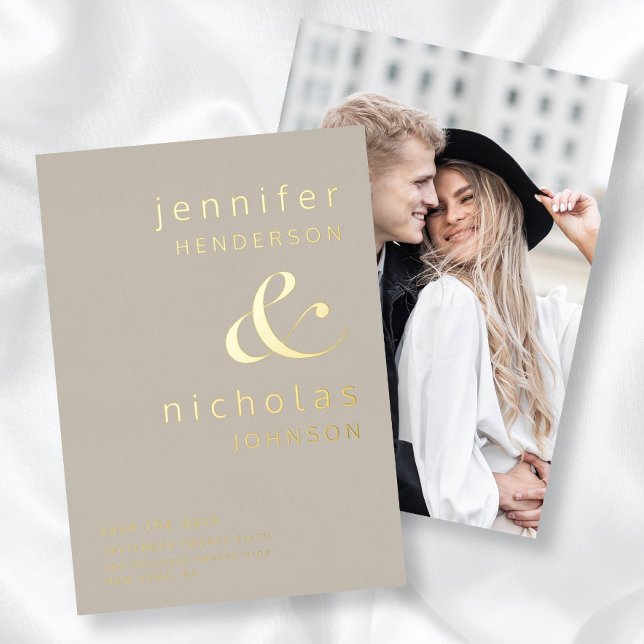 Modernes Ampersand Taupe Foto Save the Date Folieneinladung (Modern Ampersand Taupe Photo Save The Date Foil Invitation)